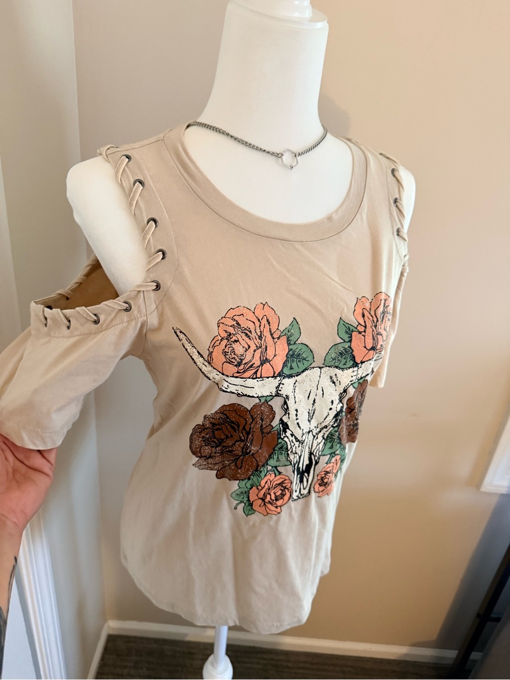 Shyanne Beige Cold-Shoulder Country Skull Floral Tee